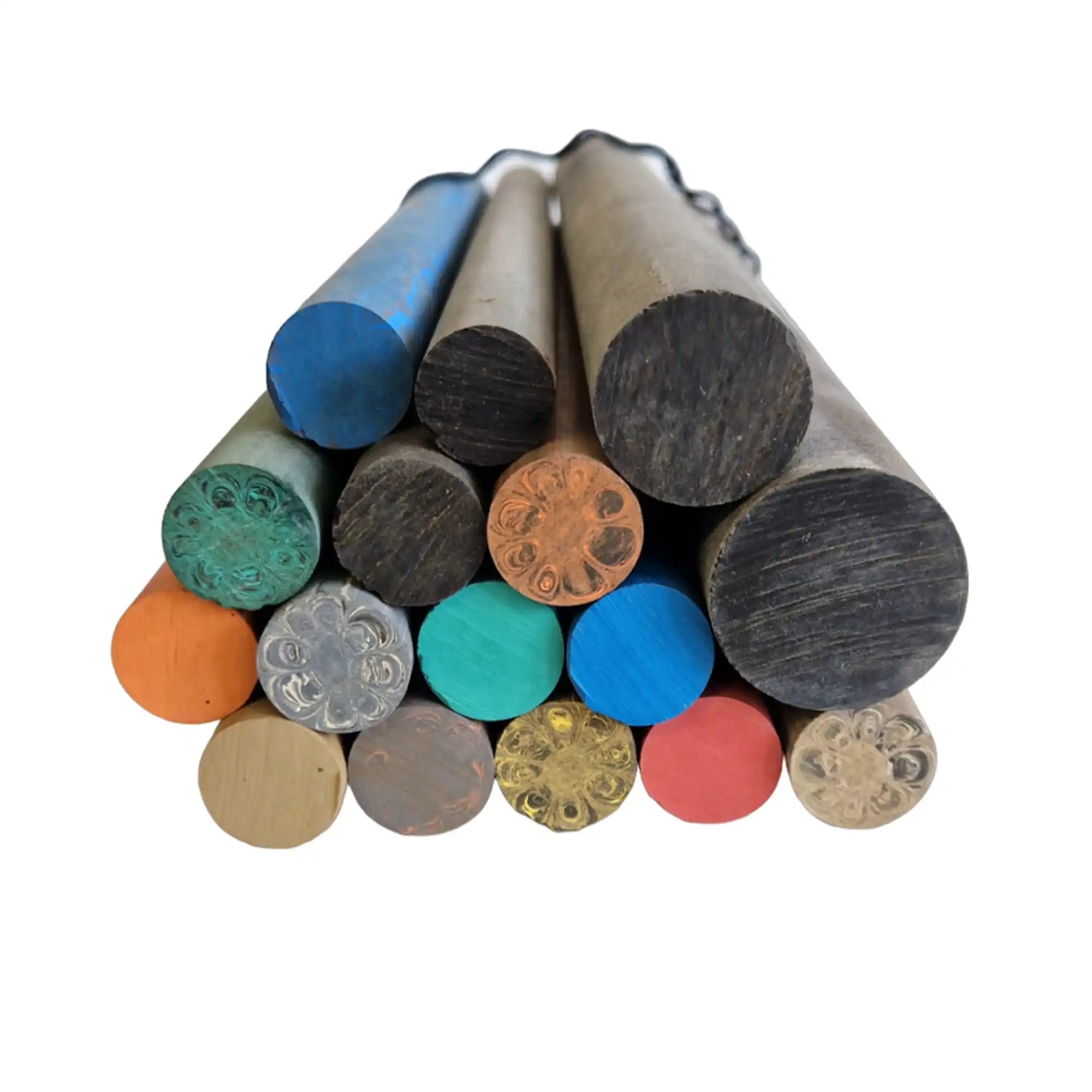 Gestapelte bunte runde Stäbe.