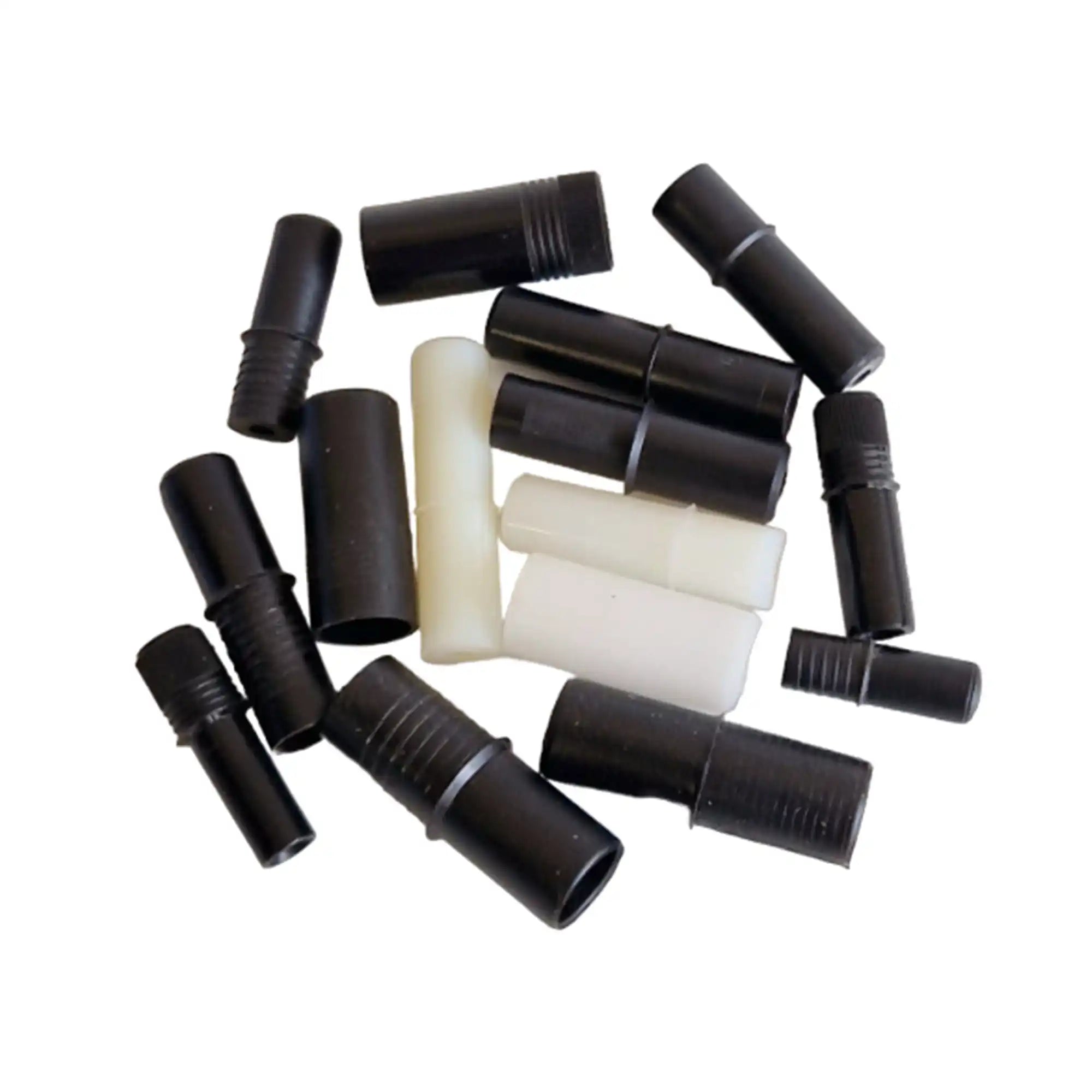 Verschiedene schwarze und weiße Kunststoffrohrverbinder.
