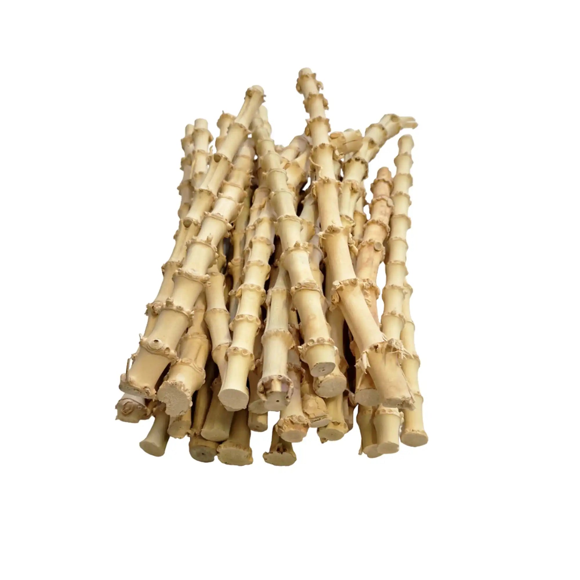 Stapel von getrockneten Bambusstäben.