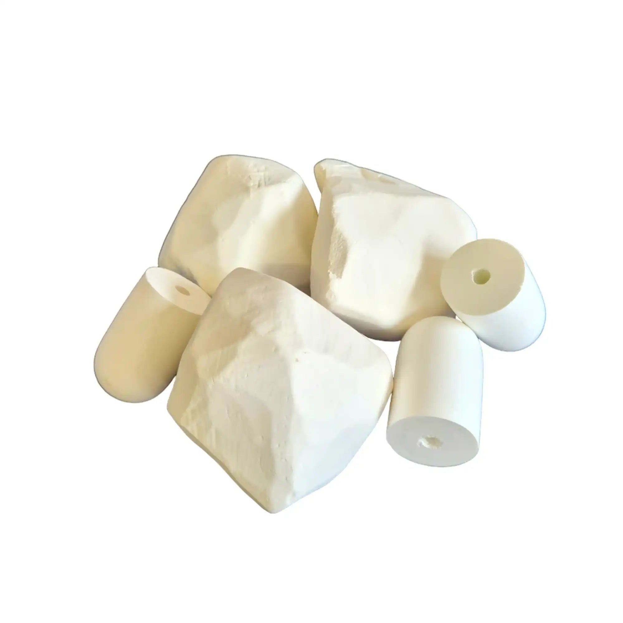 Haufen von weißen, porösen Feststoffen.